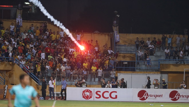 Vụ đốt pháo sáng trên Sân vận động Hàng Đẫy: Lên án hành vi xấu xí, phi thể thao  